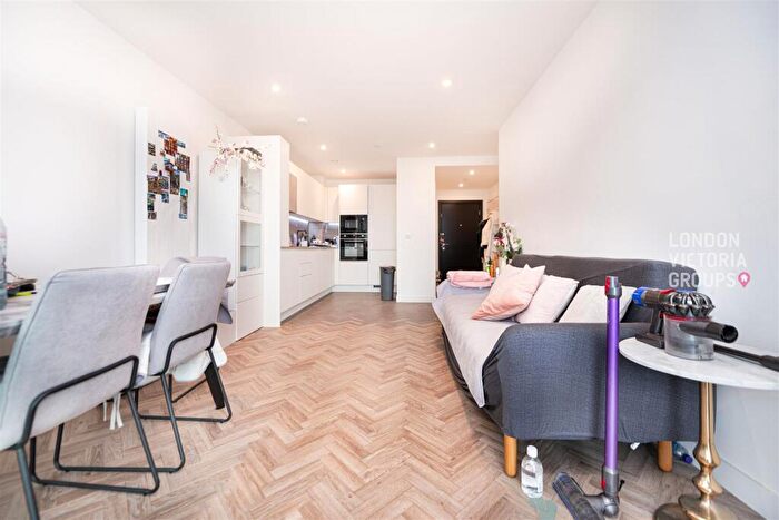 2 Bedroom Apartment To Rent In Makers Yard, London, E3