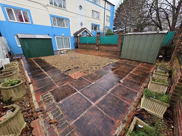 2 Bedroom Flat For Sale In Harlech Gardens, Hounslow, TW5