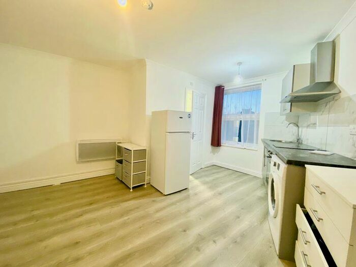 1 Bedroom Flat To Rent In Stoke Newington Road, Stoke Newington, N16
