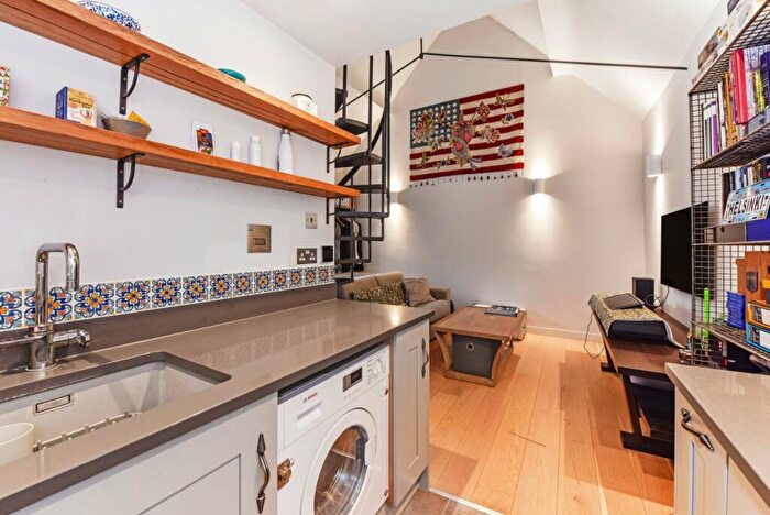 1 Bedroom Detached House For Sale In Chapel Street, Petersfield, Hampshire, GU32