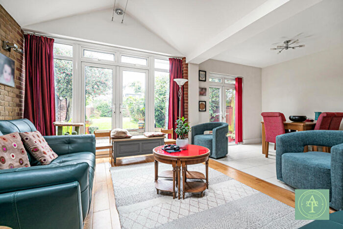 5 Bedroom Semi-Detached House For Sale In Winchmore Hill Road, Winchmore Hill, London, N21