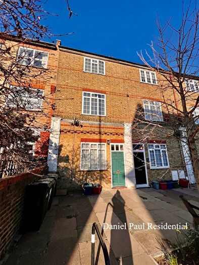 3 Bedroom Town House To Rent In Windmill Road, Brentford, TW8