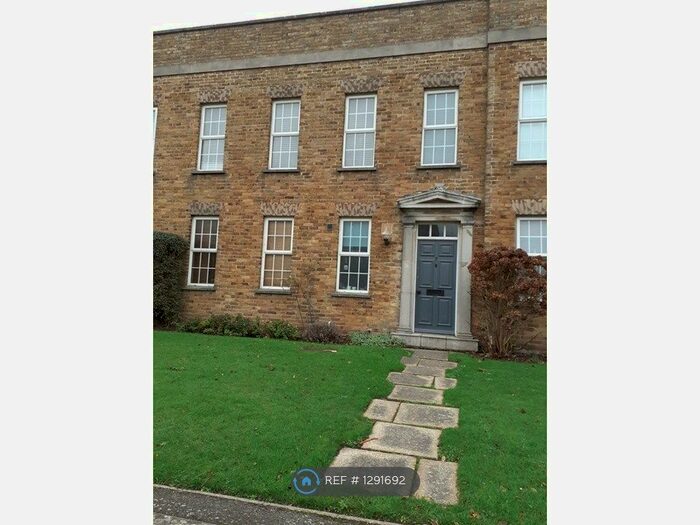 2 Bedroom Flat To Rent In De La Warr Road, Milford On Sea, Lymington SO41