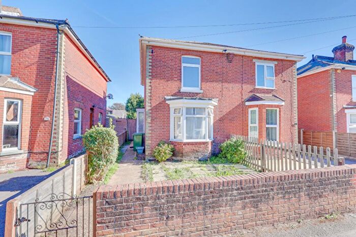 3 Bedroom Semi-Detached House For Sale In Pinegrove Road, Sholing, SO19