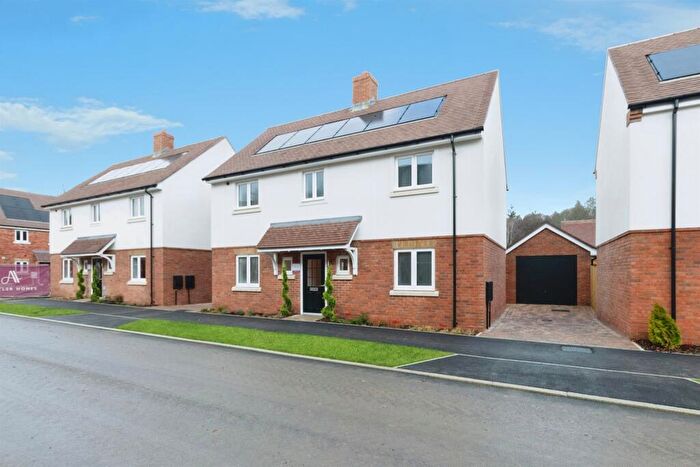 4 Bedroom Link Detached House For Sale In Daggons Road, Alderholt, Fordingbridge, SP6