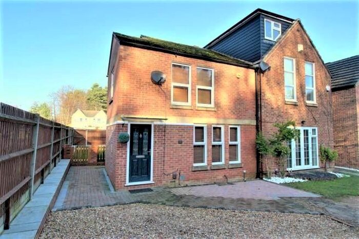 3 Bedroom Semi-Detached House To Rent In Wards Stone Park, Bracknell, RG12