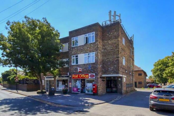1 Bedroom Ground Flat To Rent In Molesey Road, Walton-On-Thames, Surrey, KT12
