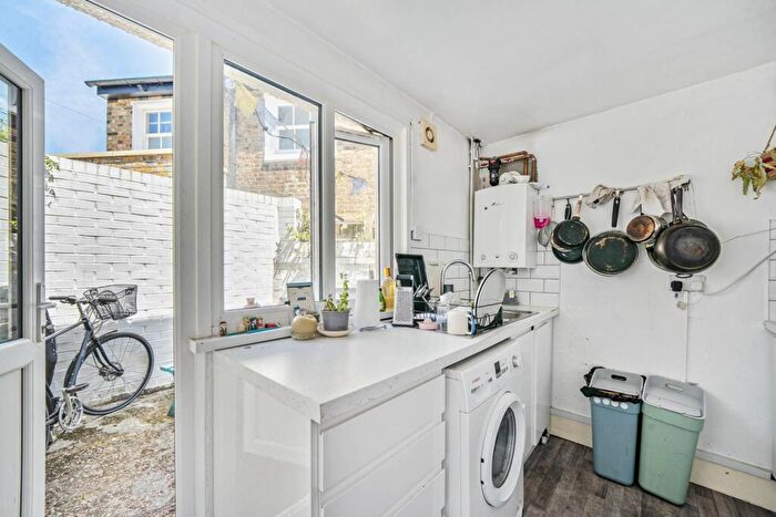 2 Bedroom End Of Terrace House To Rent In Bellenden Road, Peckham, London, SE15