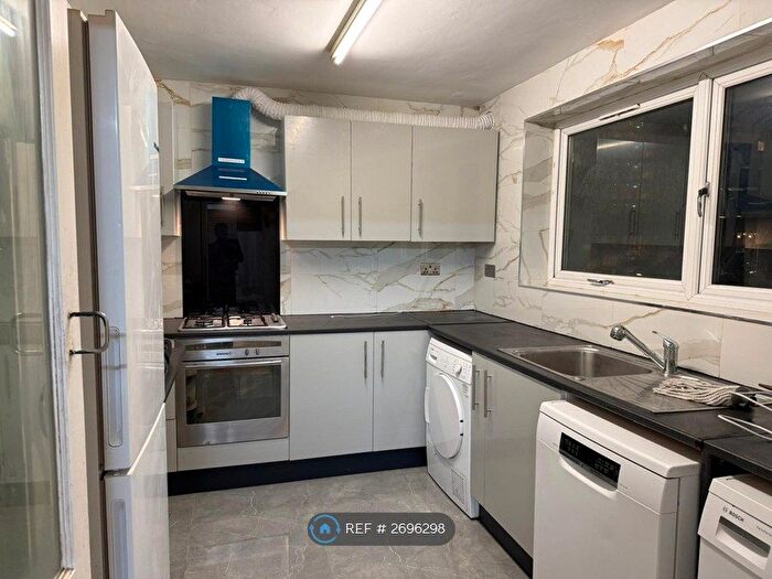 2 Bedroom Flat To Rent In Eastern Avenue, Ilford, IG2