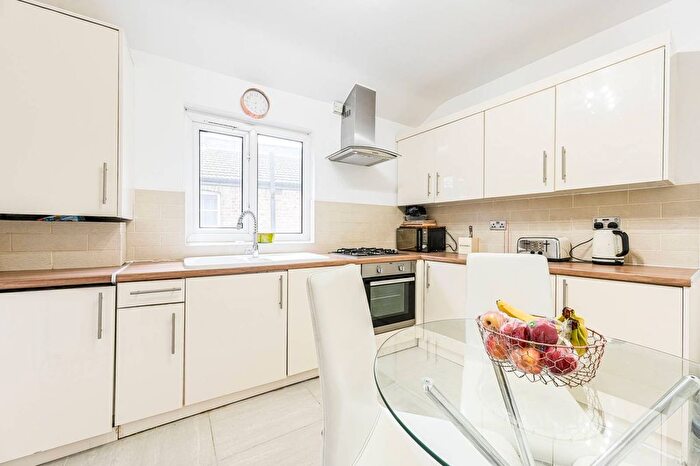 2 Bedroom Flat To Rent In Leahurst Road, Lewisham, London, SE13