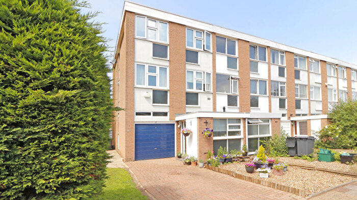 3 Bedroom Town House For Sale In Ellesmere Avenue, Beckenham, Bromley, BR3