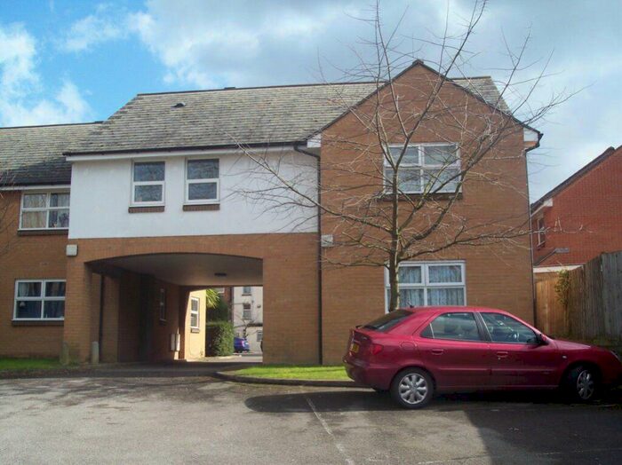1 Bedroom Flat To Rent In Queens Court, Slough, SL1