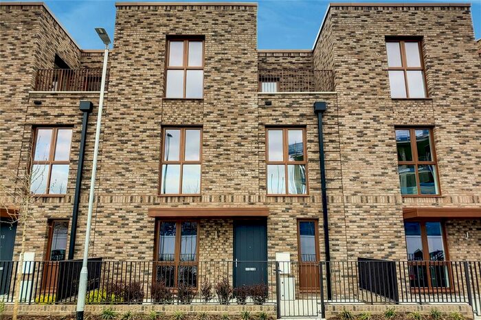 3 Bedroom Flat To Rent In Fresh Wharf Road, Barking, Essex, IG11