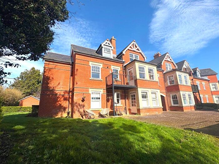 2 Bedroom Flat For Sale In Westlecot Road, Old Town, Swindon, SN1