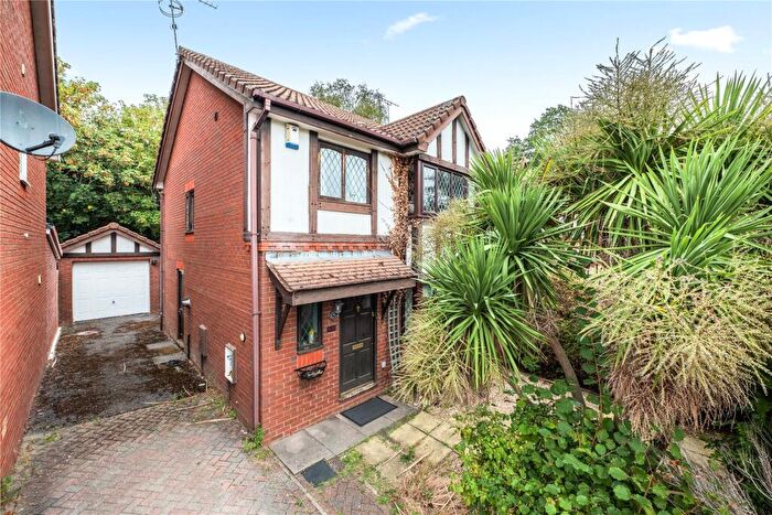3 Bedroom Detached House For Sale In Alexandra Gardens, Knaphill, Woking, Surrey, GU21