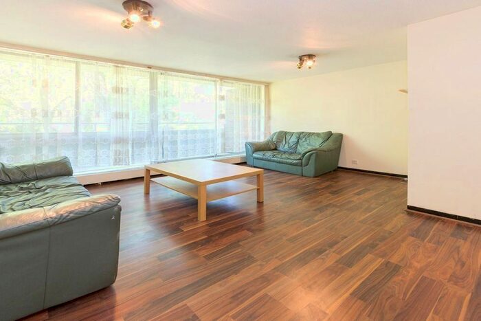 3 Bedroom Flat To Rent In Bramley Road, London, W10