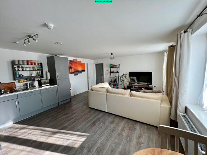 2 Bedroom Flat For Sale In Foxglove Drive, Crawley, RH10