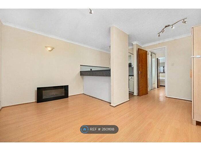 1 Bedroom Flat To Rent In Cotton Avenue, London, W3