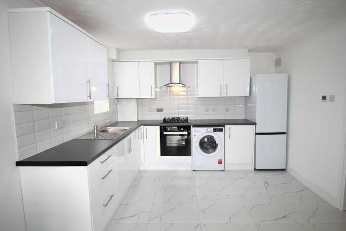2 Bedroom Flat To Rent In Broomfield Road, Romford, RM6