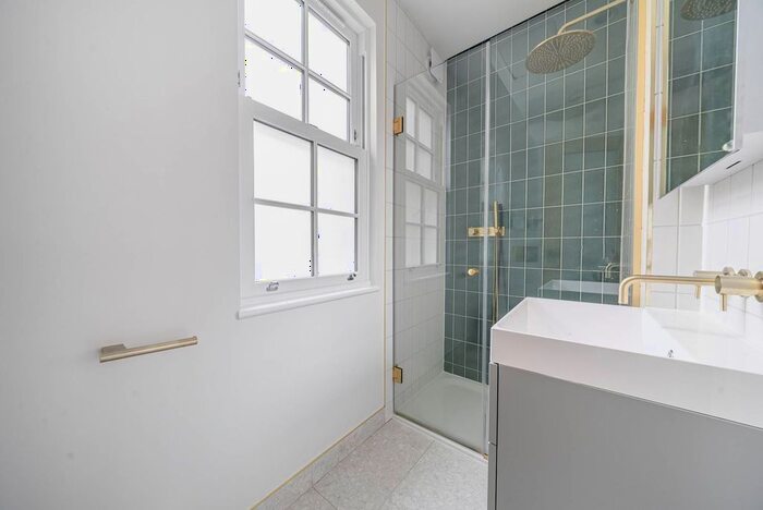 3 Bedroom Flat To Rent In Windmill Street, Fitzrovia, London, W1T