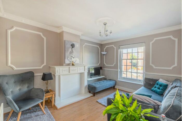 2 Bedroom Apartment To Rent In High Road, Chigwell, IG7