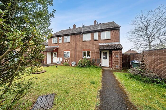 3 Bedroom Semi Detached House For Sale In Rochford Gardens, Bicester, Oxfordshire, OX26