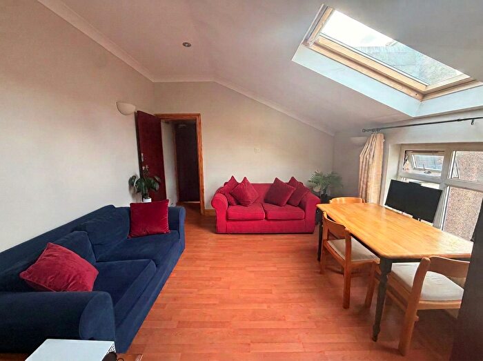 2 Bedroom Flat To Rent In Tooting Bec Road, London, SW17