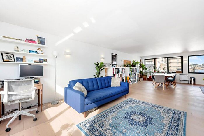2 Bedroom Apartment To Rent In Kirby Street, EC1N