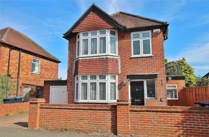 3 Bedroom Detached House To Rent In Knaphill, GU21