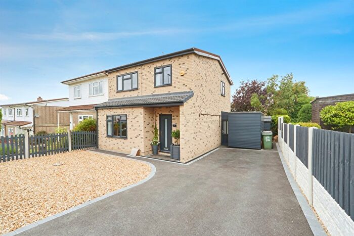 3 Bedroom Semi-detached House For Sale In Hawthorn Road, Yeadon, Leeds, LS19