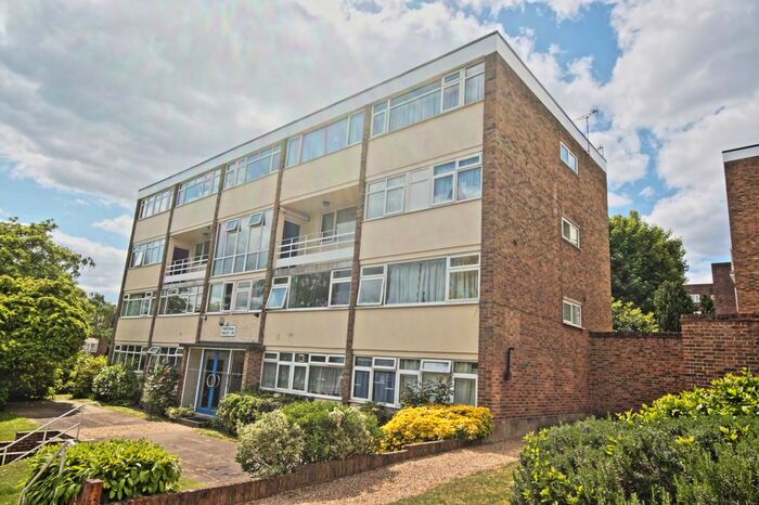 2 Bedroom Flat To Rent In Park Place, Woking, GU22