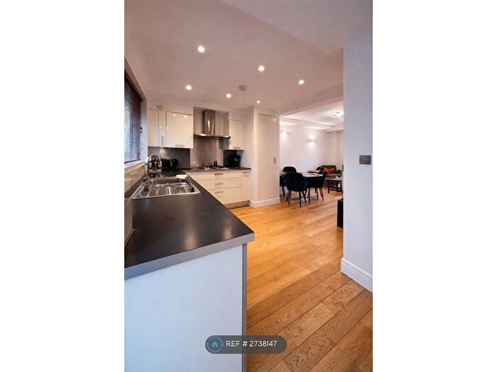 3 Bedroom Flat To Rent In Drummond Street, London, NW1