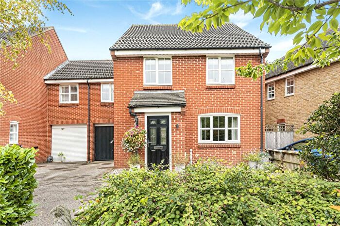 4 Bedroom Link Detached House For Sale In Youens Drive, Thame, Oxfordshire, OX9