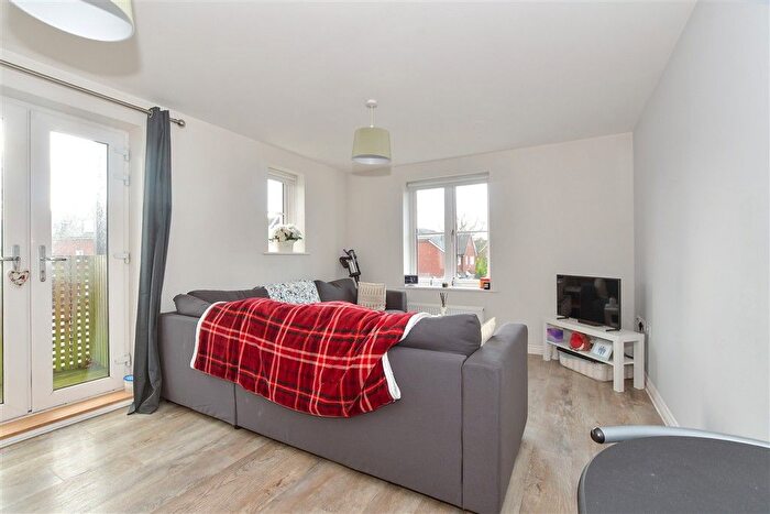 2 Bedroom Flat For Sale In Westvale Road, Horley, Surrey, RH6