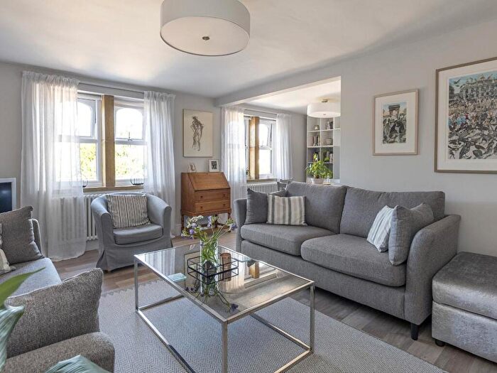 2 Bedroom Flat For Sale In The Avenue, Sherborne, DT9