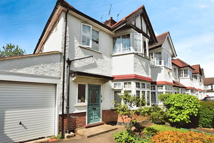 1 Bedroom Flat To Rent In Strathmore Gardens, Finchley, N3