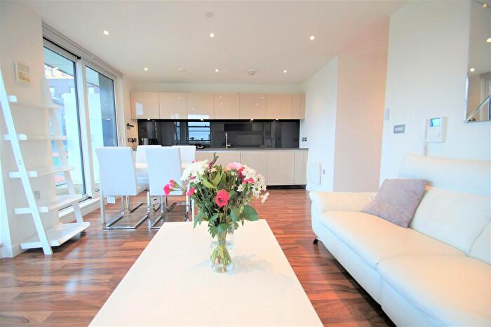 2 Bedroom Apartment To Rent In Milliners Wharf, New Islington, M4