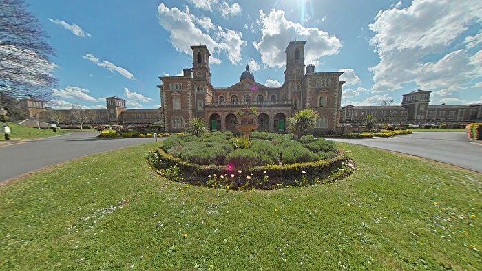 2 Bedroom Flat To Rent In Royal Drive, N11