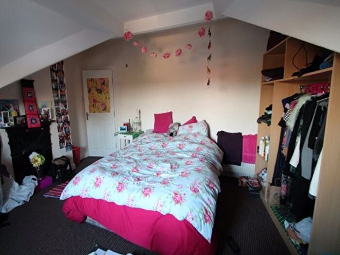 4 Bedroom Semi-Detached House To Rent In Hartley Avenue, Leeds, LS6