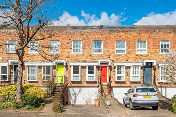 4 Bedroom Property For Sale In Shaftesbury Way, Twickenham, TW2