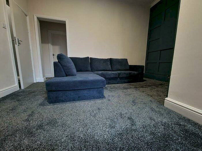 2 Bedroom Flat To Rent In Kensington Terrace, Hyde Park, Leeds, LS6