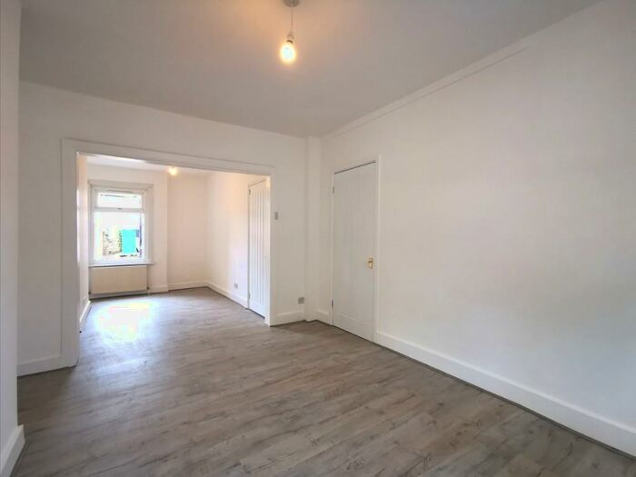 3 Bedroom Terraced House To Rent In Dennett Road, Croydon, London, CR0