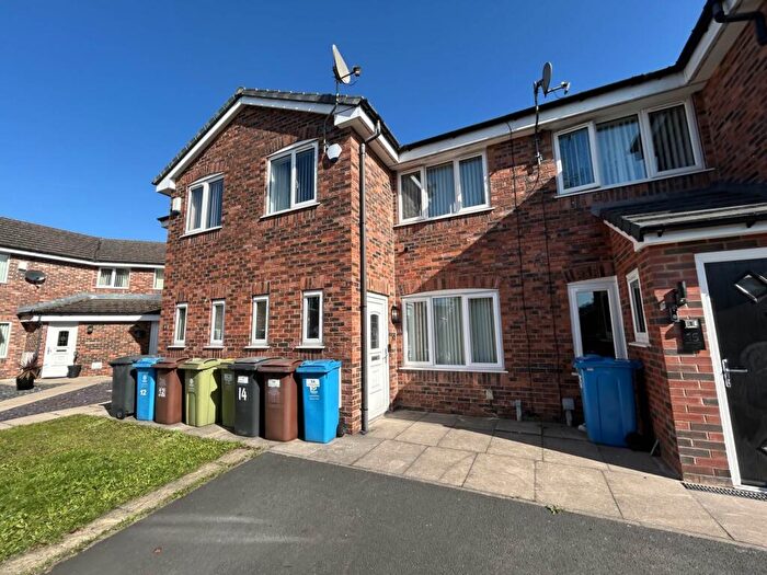 3 Bedroom Terraced House For Sale In Bowling Green Close, Oldham, OL9