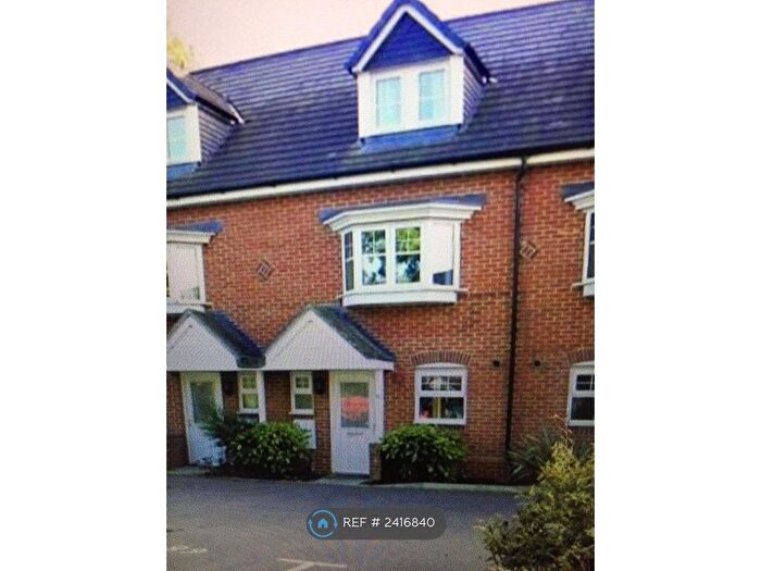3 Bedroom Terraced House To Rent In Rossby, Reading, RG2