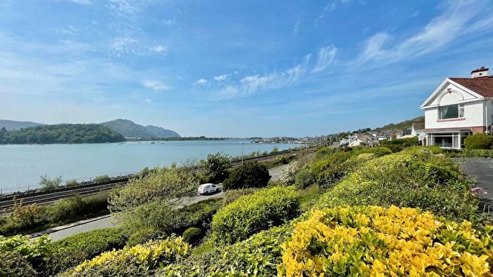 2 Bedroom Apartment For Sale In Warren Drive, Deganwy, Conwy, LL31