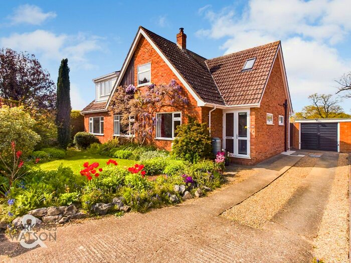 4 Bedroom Chalet For Sale In Harker Way, Blofield Heath, Norwich, NR13