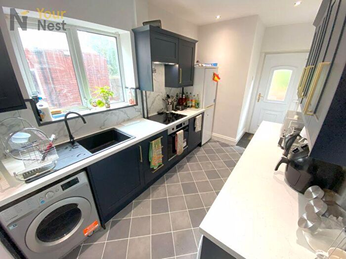 4 Bedroom Detached House To Rent In The Turnways, Leeds, LS6