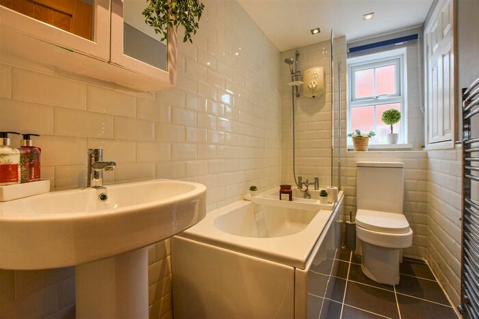 2 Bedroom Semi-Detached House For Sale In Higham Close, Hull, HU8