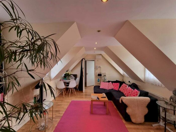 2 Bedroom Flat To Rent In Green Lanes, Winchmore Hill, N21