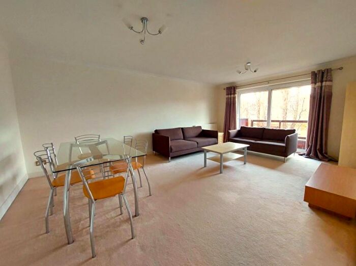 2 Bedroom Flat To Rent In Vicarage Court, Holden Road, Woodside Park, London, N12